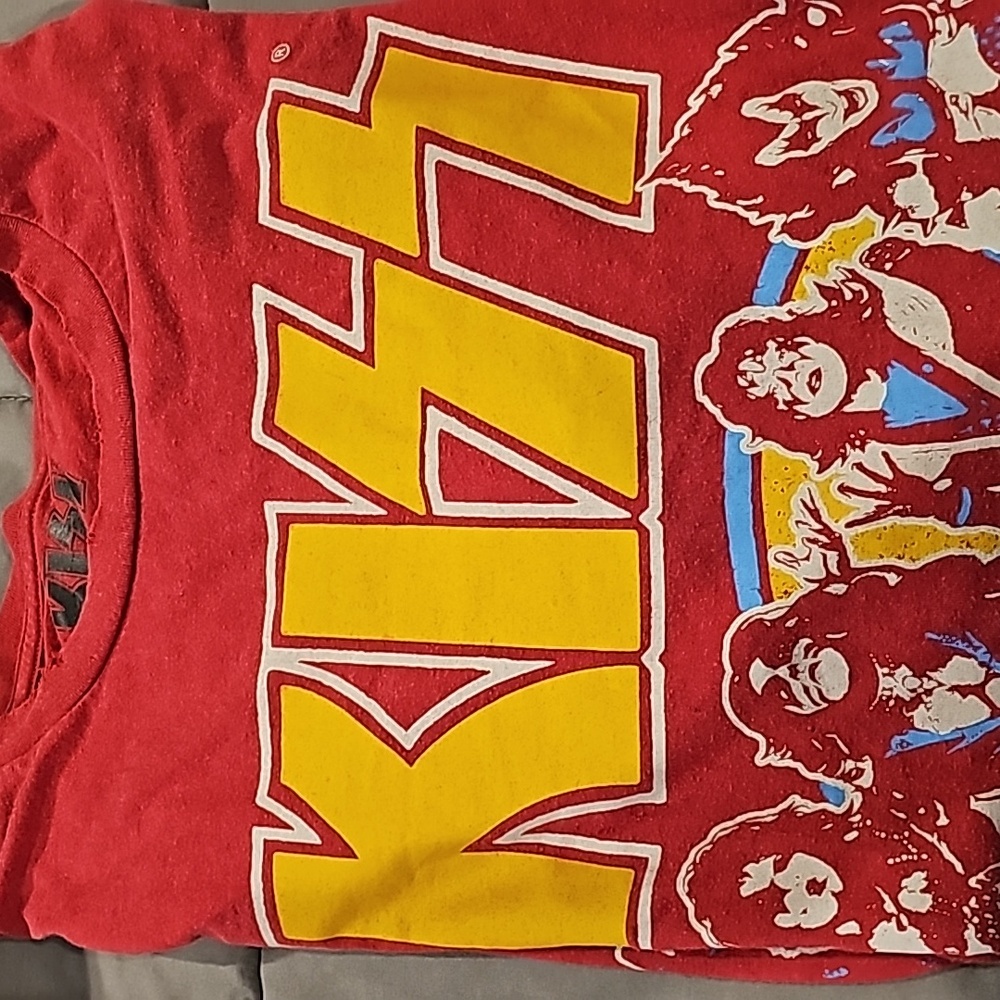 Kiss Tee